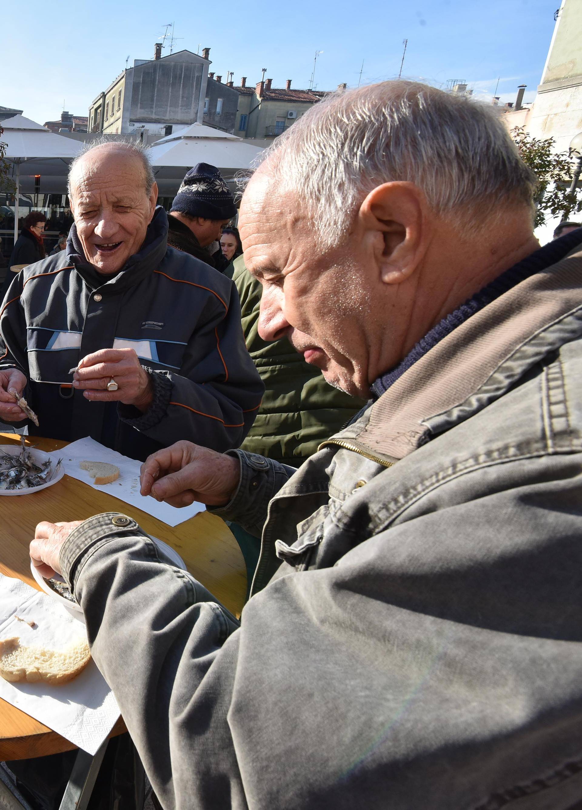 Splićani razgrabili 5000 porcija bakalara, u Puli se jele srdele...