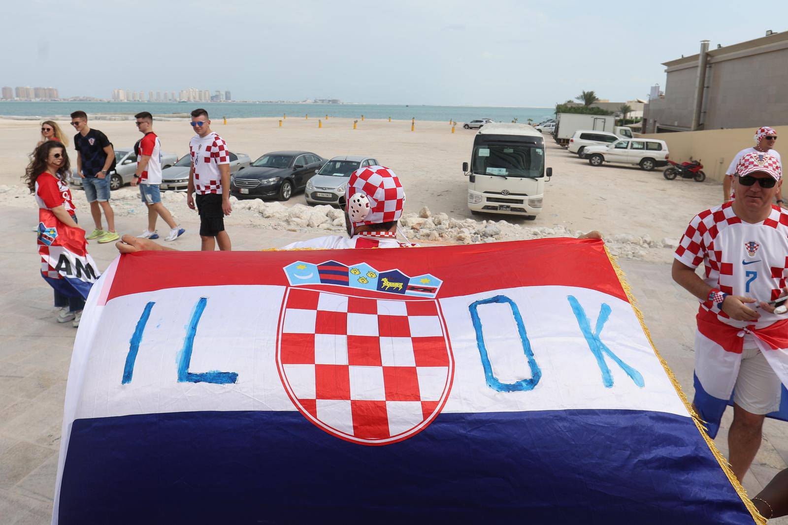 KATAR 2022 - Hrvatski navijači ispred hotela Hilton Doha napravili pravu navijačku atmosferu