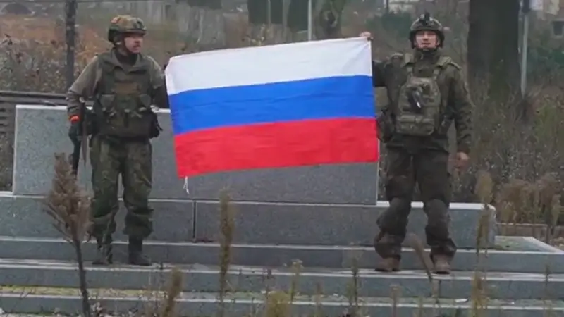 Rusi objavili video iz Pokrovska kako njihovi vojnici mirno šeću gradom. Ukrajinci: Propaganda!