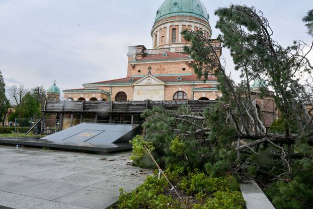 Zagreb: Teško oštećeno gradsko groblje Mirogoj