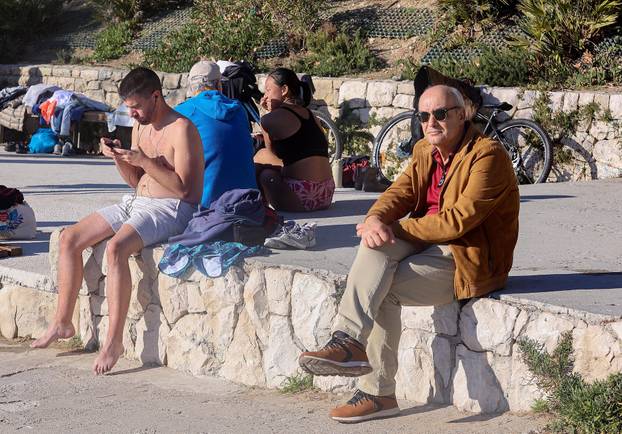 Splićani uživaju u zimskom kupanju na Bačvicama