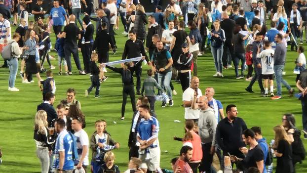 FOTO Tisuće navijača uletjelo na travnjak, skinuli igrače i rezali mrežu te kući ponijeli sjedalice!