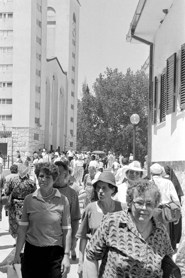 Brojni vjernici na obilježavanju 10. godišnjice ukazanja u Međurgorju, 25.6.1991.