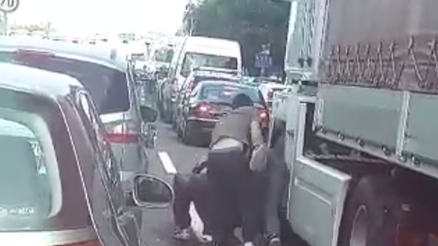 Obračun na asfaltu: Izvukli su vozača iz kamiona i pretukli ga