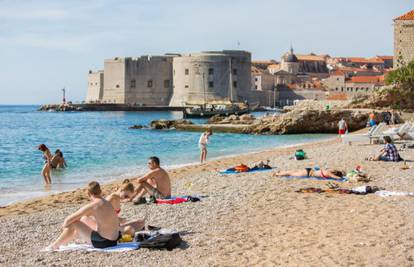 Bablje ljeto: U Dubrovniku su se danas sunčali, ali i kupali