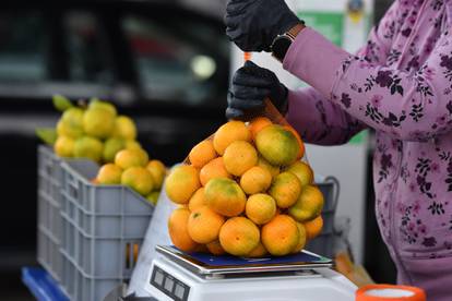 FOTO Mandarine u Šibeniku po 1,20 €! Znate li koliko je kura C vitamina koštala prije 5 godina?