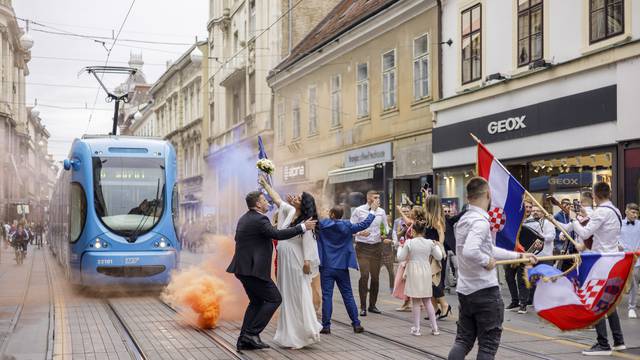 Zagreb: Mladenci i svatovi nakratko zaustavili promet u Ilici