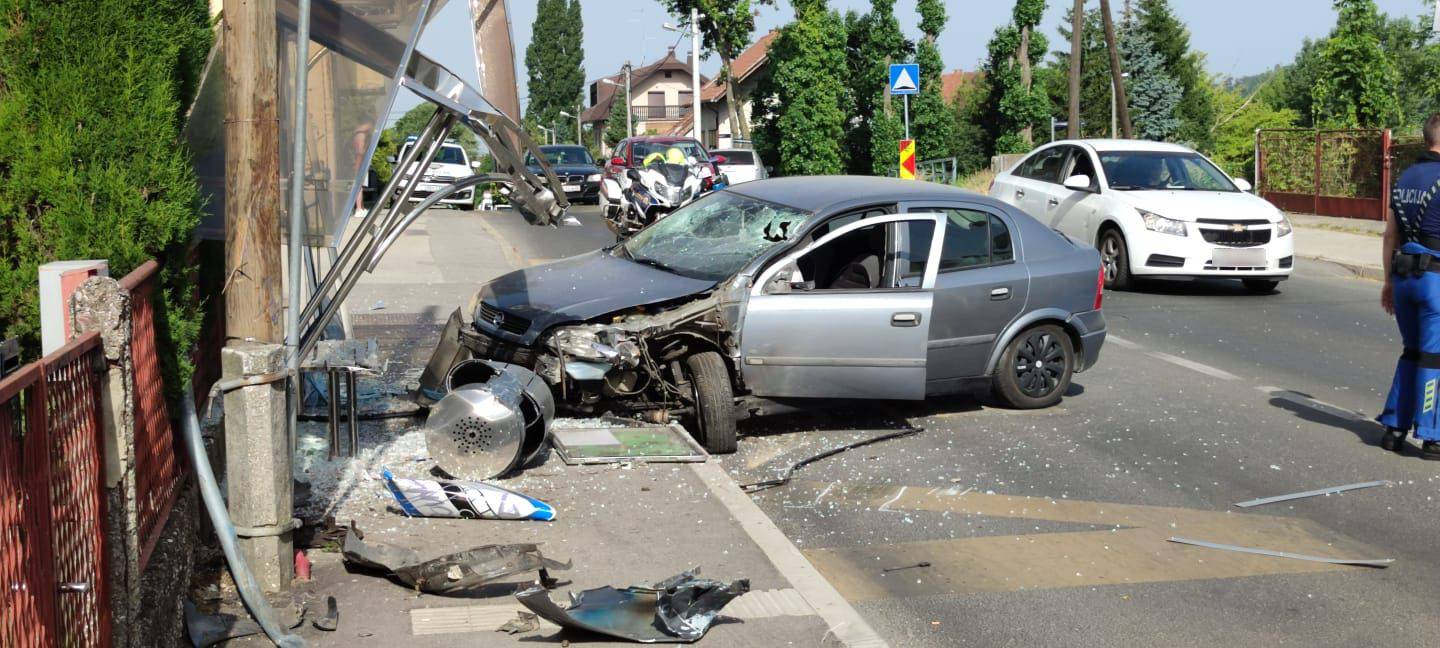 VIDEO Dobro da nije bilo nikoga na stanici! Uništio autobusnu nadstrešnicu u Zagorskoj ulici