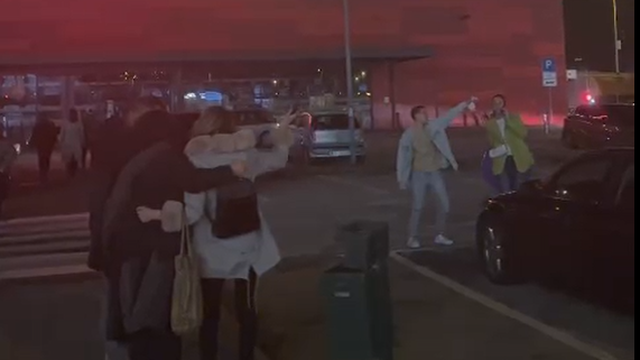 VIDEO Iz Arene na parking! Evo kako su fanovi Dine Merlina pjevali i plesali nakon koncerta