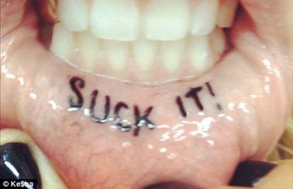 E za ovo je trebalo hrabrosti: Kesha tetovirala donju usnicu