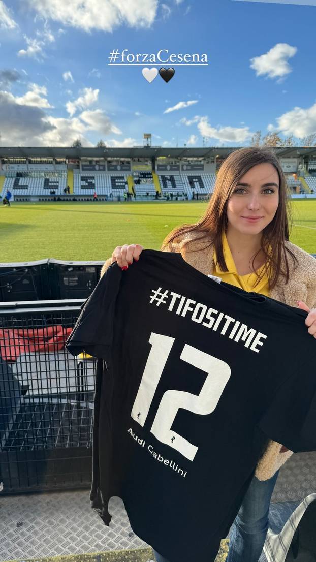 FOTO Zbog nje bi svi u zaleđe. Tange i zastavica su joj rekviziti