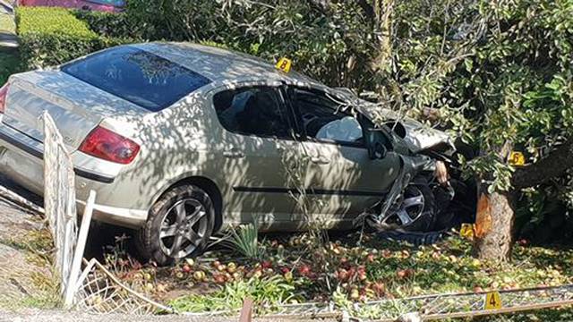 Nesreća u Požegi: Auto sletio s ceste, udario u ogradu i stablo
