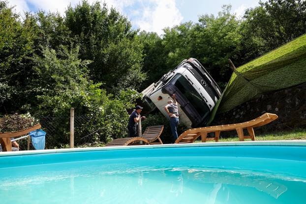 Jastrebarsko: Kamion probio ogradu kuće za odmor
