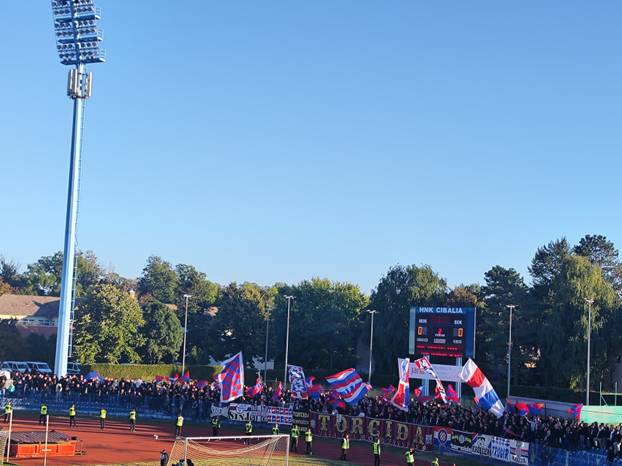 FOTO Splitski navijači preplavili sve tribine, obilježja Hajduka ukrasila stadion u Vinkovcima
