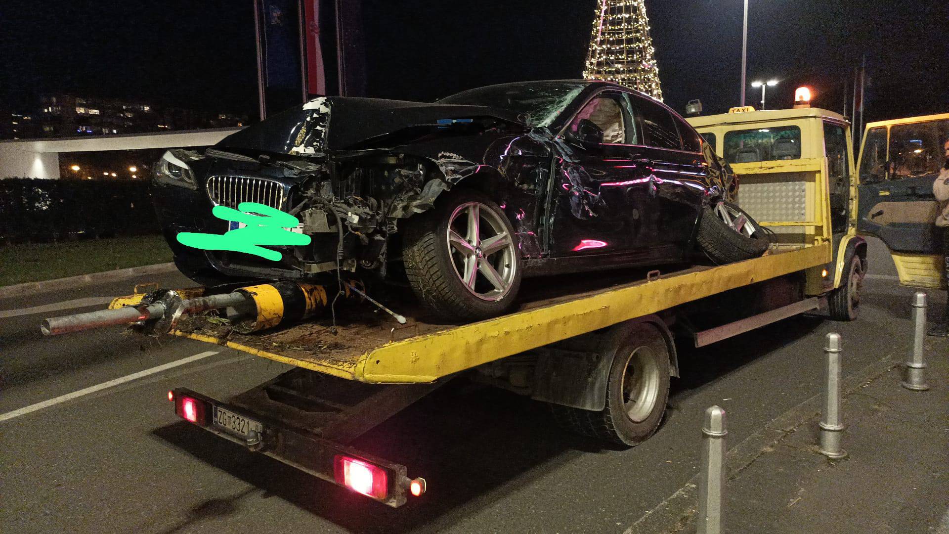 FOTO Vozač BMW-a zabio se u stup i tramvaj u centru Zagreba