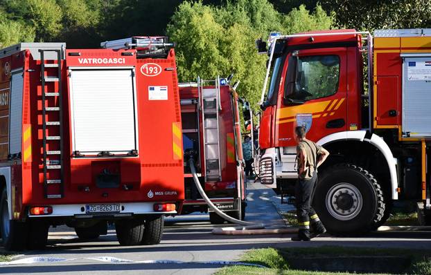 FOTO Buktinja 'progutala' halu tvornice Windor kod Pleternice