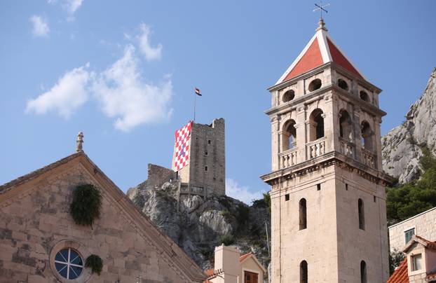 Omiš: Na tvrđavi Mirabela osvanuo divovski dres Ivana Perišića