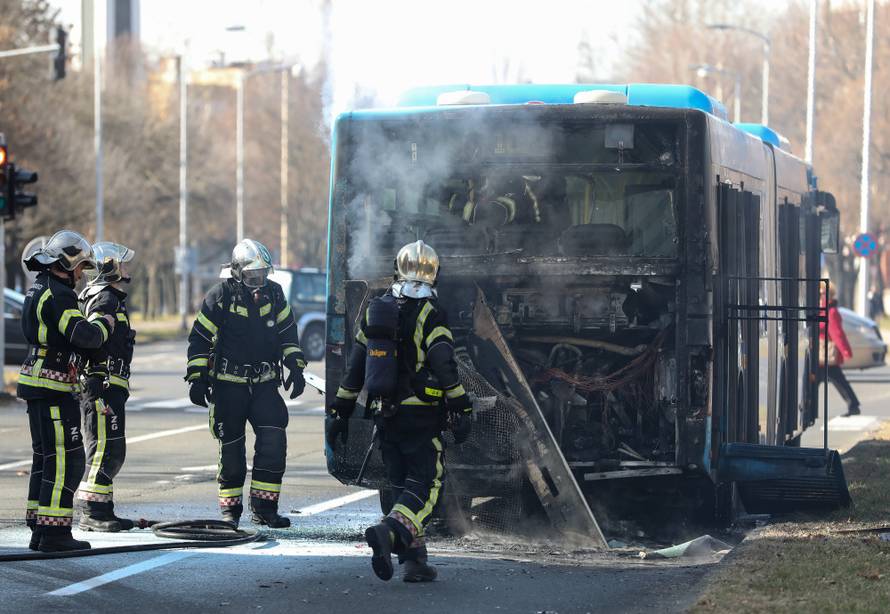 Zagreb: Vatrogasci ugasili poÅ¾ar na autobusu ZET-a na izlasku iz naselja Dugave
