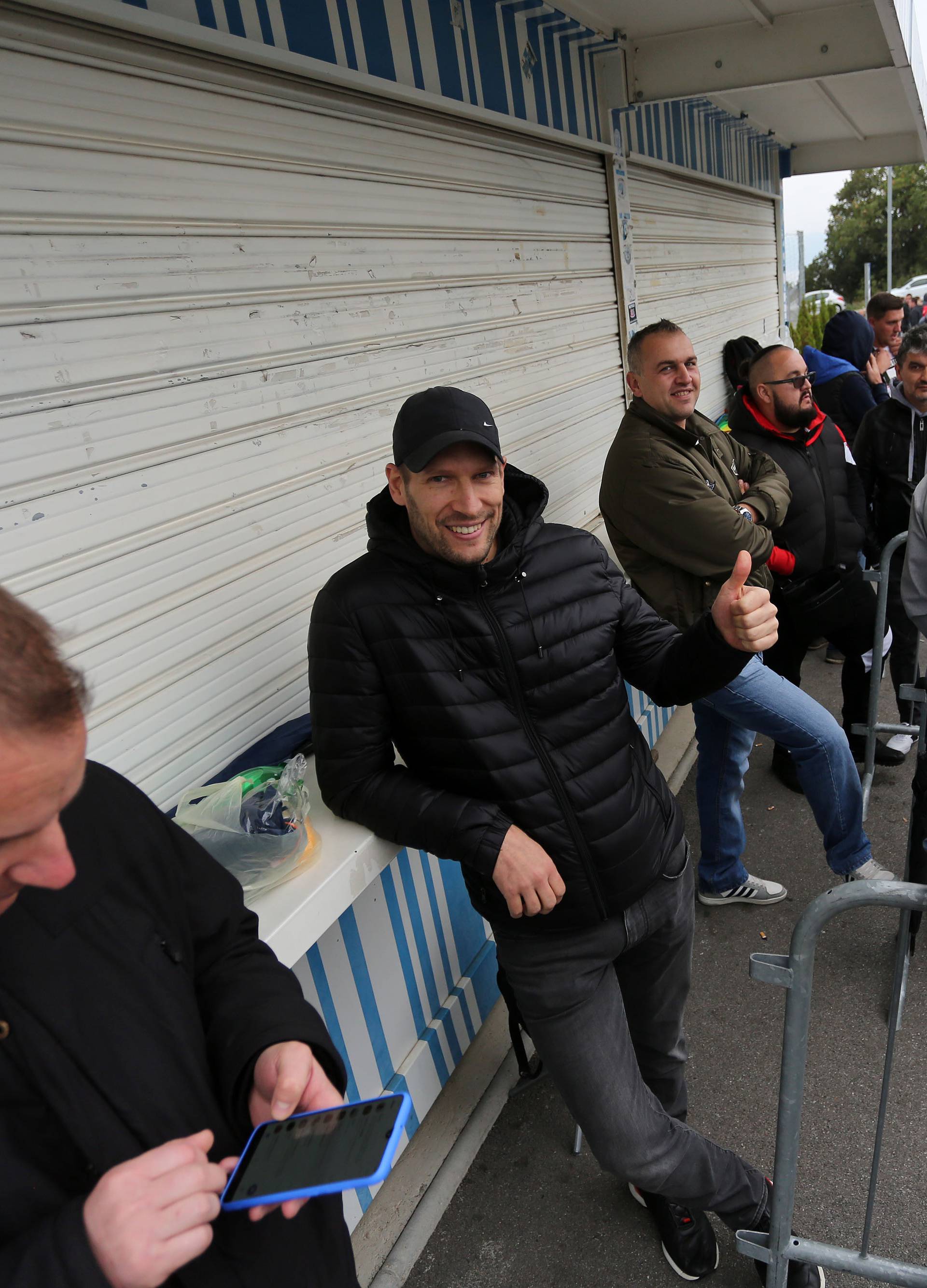 Navijači satima čekaju na ulaznicu za utakmicu Hrvatska - Slovačka