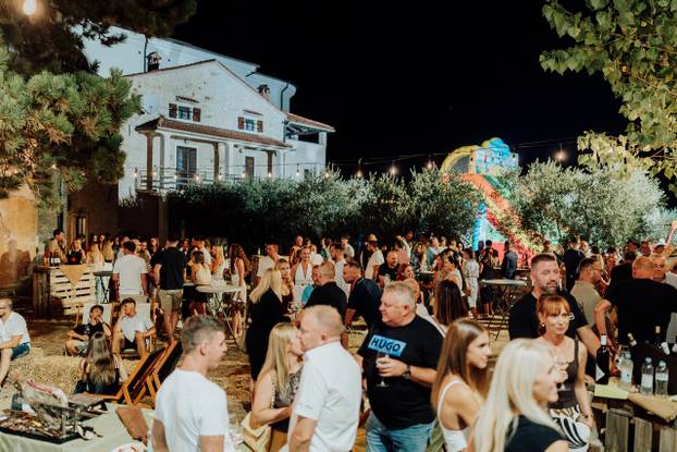 FOTO Vižinada ponovno slavila okuse tradicije: Moglo se kušati 215 kolača na 28. Slatkoj Istri