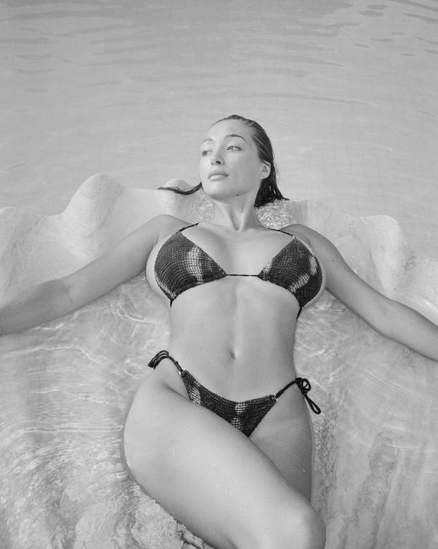 FOTO Britanska 'bomba' uživa na Ibizi: Skinula se u sićušni bikini i raspametila fanove