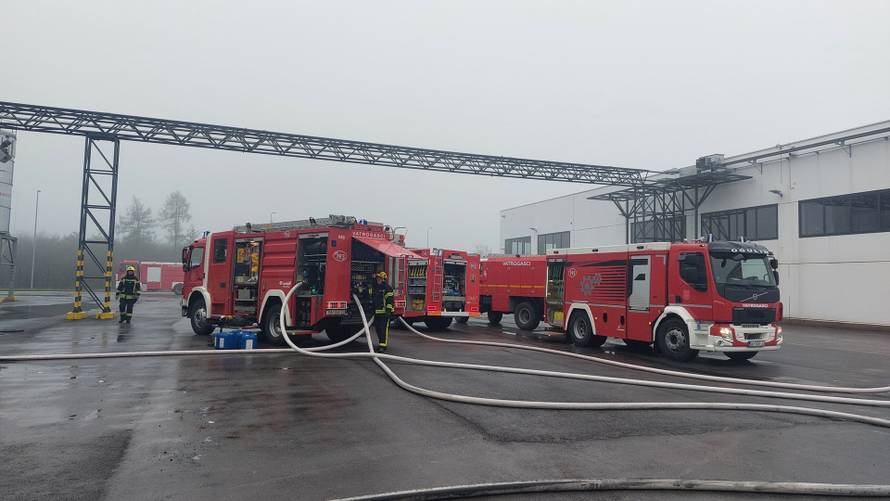 Pogledajte slike borbe s vatrom u ogulinskoj tvornici. Spriječili katastrofu, ali šteta je velika