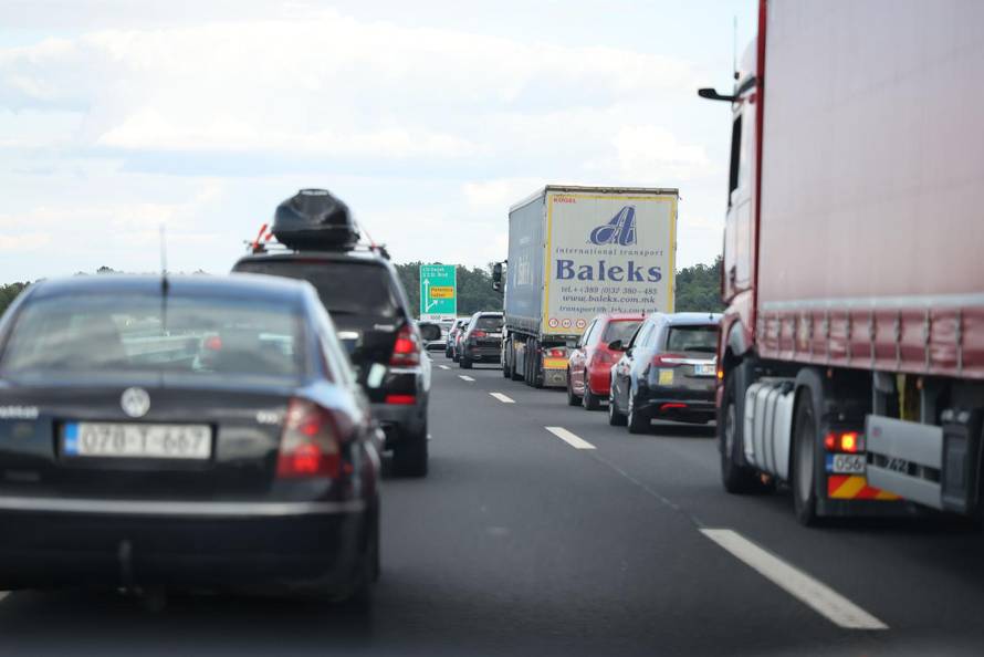U sudaru dvaju vozila na A3 kod Lužana poginulo dijete, kolona duga četiri kilometra