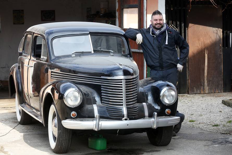 'Tata je bio na rubu da se ubije. Život mu je spasio stari Ford...'