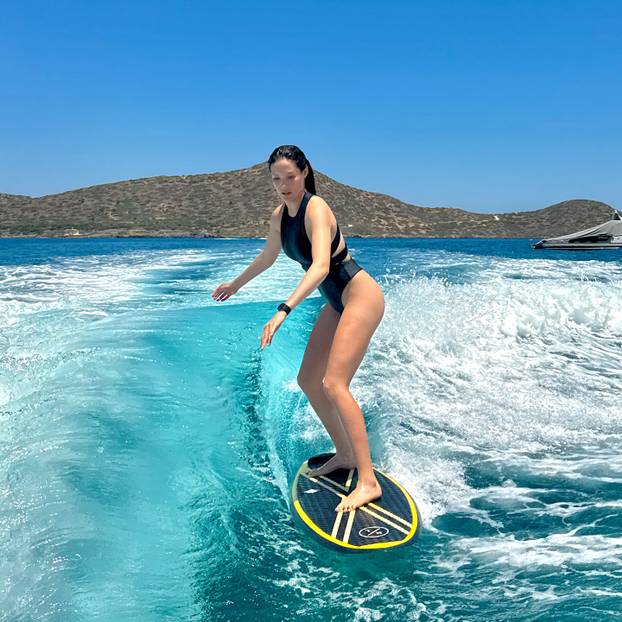 FOTO Ova olimpijka može sve. Na skijama osvaja medalje, a u tangicama podsjeća da je model