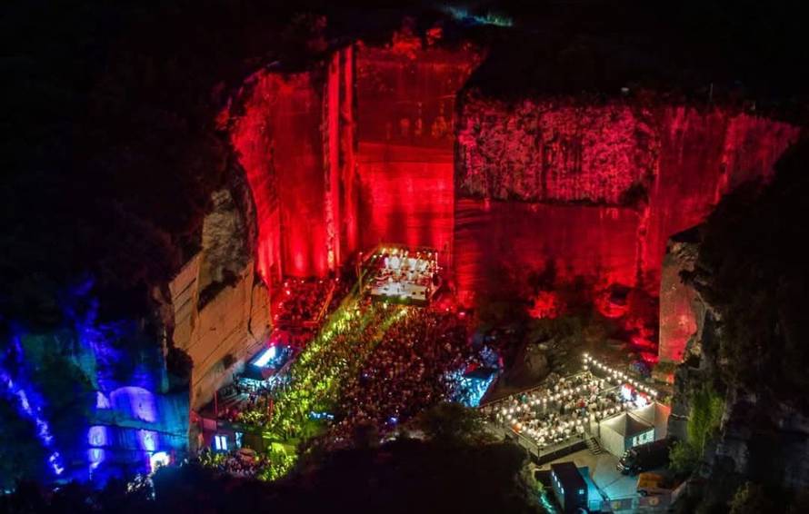 Britanske legende post-punka The Stranglers u srpnju stižu u kamenolom Cave Romane