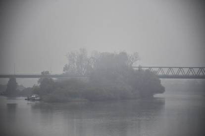 FOTO Gusta magla prekrila ulice u Slavonskom Brodu