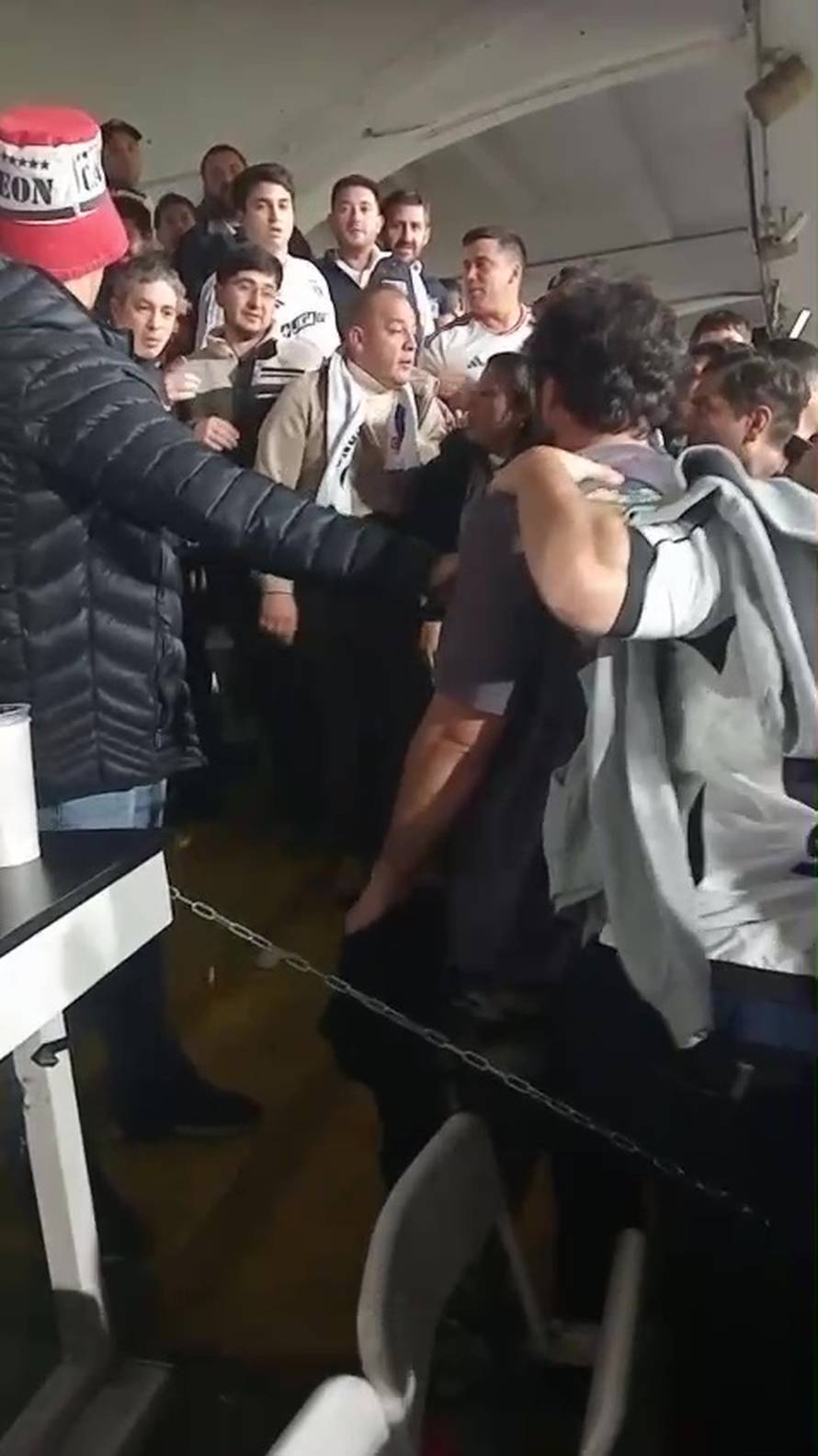 VIDEO 24sata na mjestu užasa na utakmici u Čileu: Policijsko vozilo pregazilo dječaka i curu