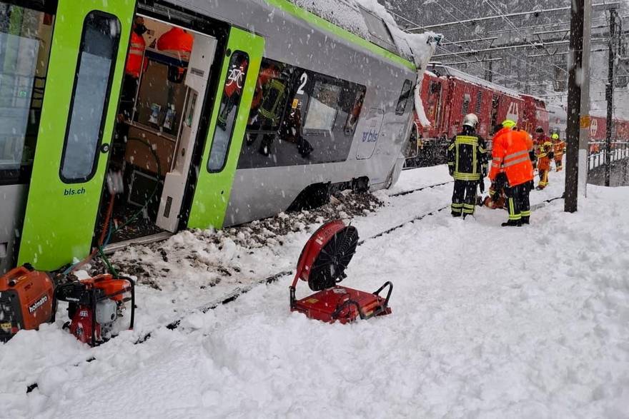 Petero ozlije&dstrok;enih nakon &scaron;to je vlak isko&ccaron;io iz tra&ccaron;nica u &scaron;vicarskim Alpama, izvijestila je policija