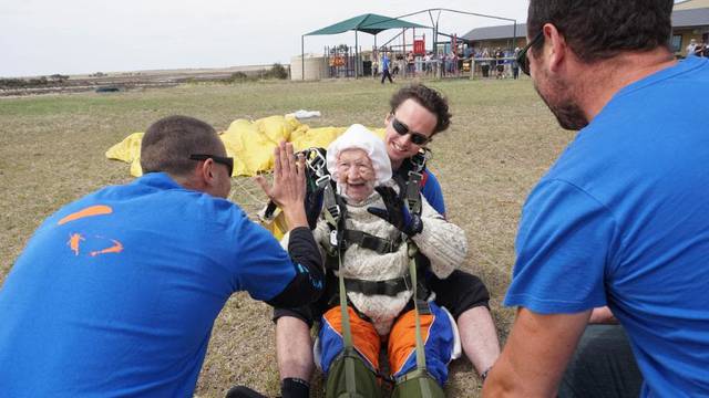 Irene (102) oborila rekord: Iz aviona skočila sa 4200 metara