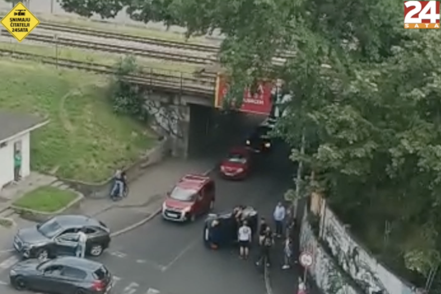 Prometna nesreća u Zagrebu, auto završio na boku