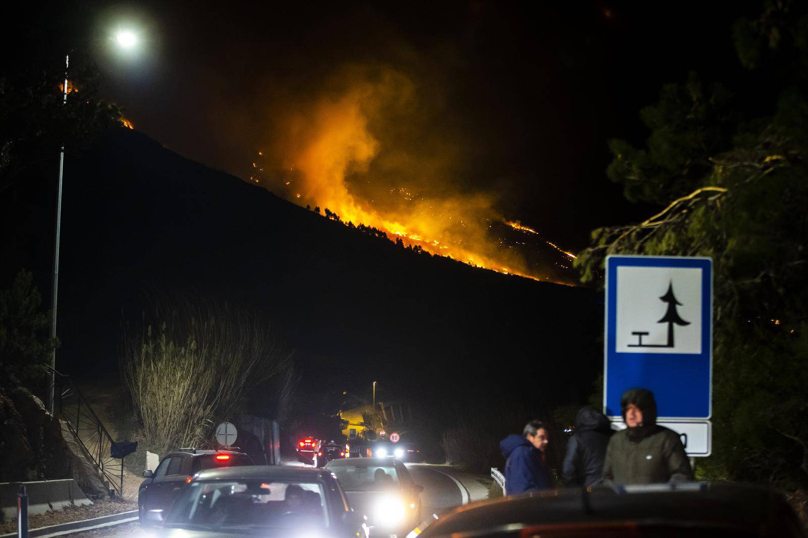 Velik požar planuo je u Lokvi Rogoznici te se širi nošen jakom burom