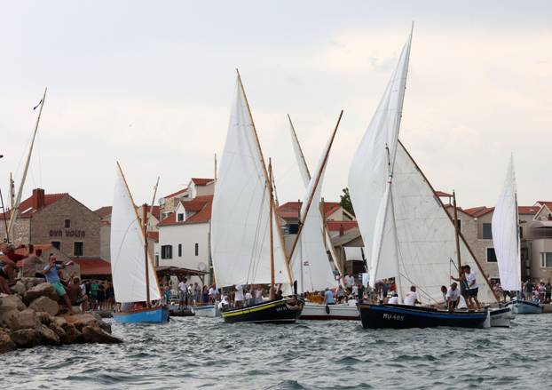 FOTO Čuvari stoljetne tradicije: Drveni brodovi utrkivali se na 'Regati za dušu i tilo' u Betini