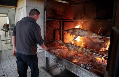 Svi broje turiste, nitko ne broji janjce i prasiće, pa je jasno da moramo plaćati cijenu za to