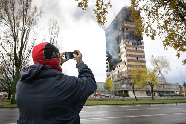 Zagreb: Građani u šoku  promatraju kako Vjesnikovu zgradu guta plamen 