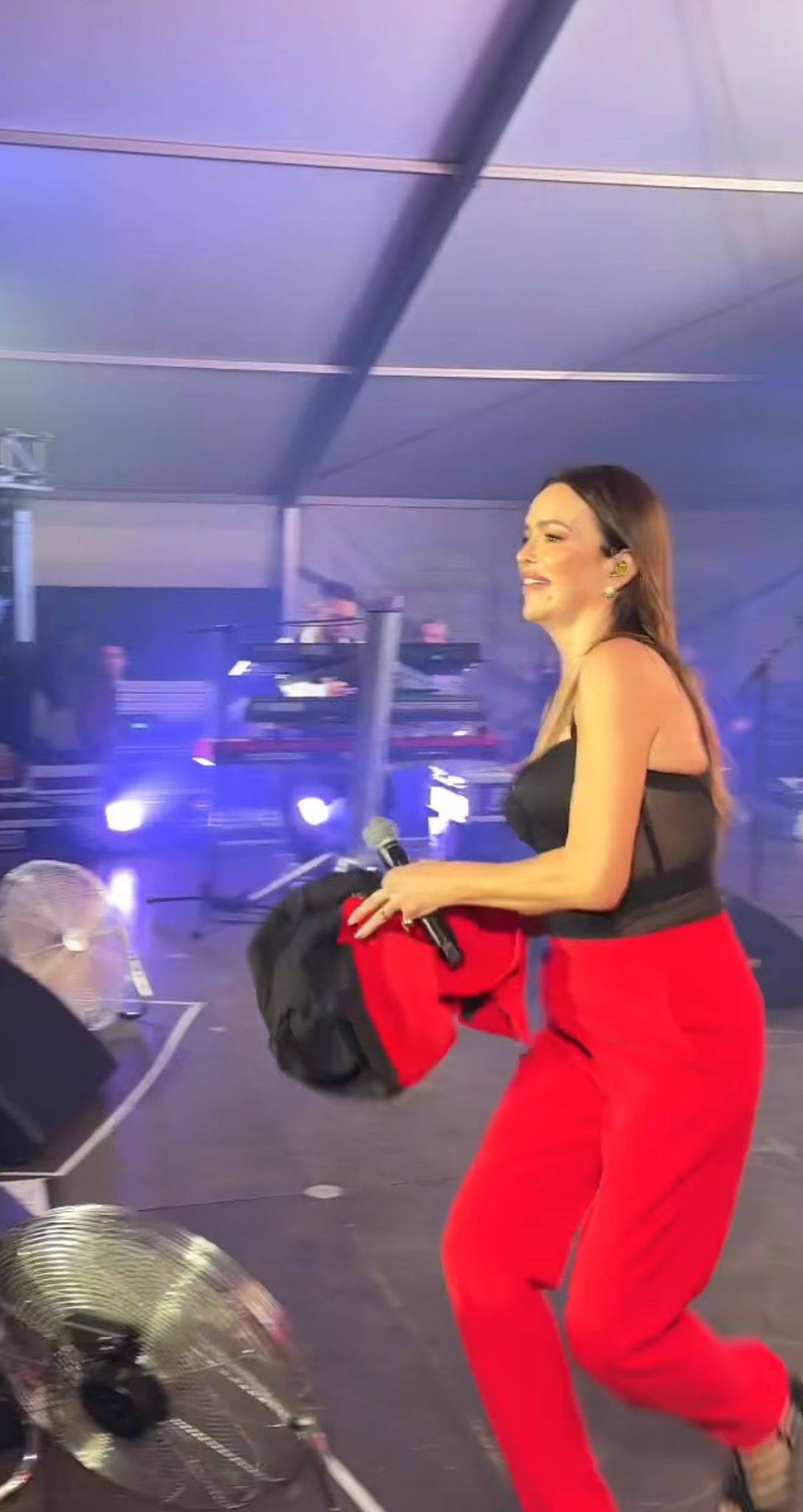 Severina se skidala na koncertu pa bacila sako u publiku: Hvala vam, dođite u garderobu poslije