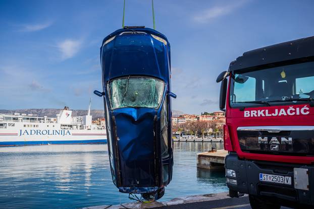 Split: Izvučen automobil koji je sinoć sletio u more kod gradske luke, vozač preminuo