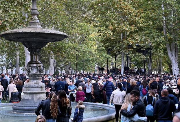 Zagreb: Brojni građani se okupili na Zrinjevcu u čast Halida Bešlića