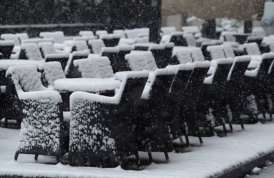 HGSS nepokretnom muškarcu kod Gračaca donio hranu i drva