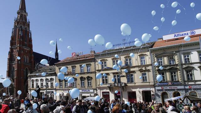 Osijek: Puštanjem balona obilježen Svjetski dan svjesnosti o autizmu 