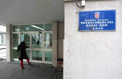 Učenici bacali kiselinu po domu i ozlijedili učitelja