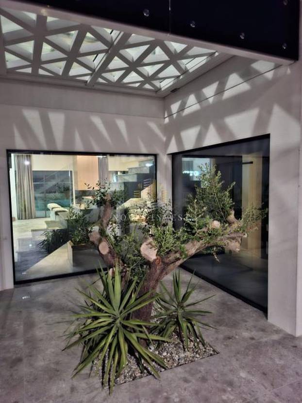 FOTO Luksuzni spektakl! Što mislite koliko stoji ova vila prvi red do mora u Novigradu?