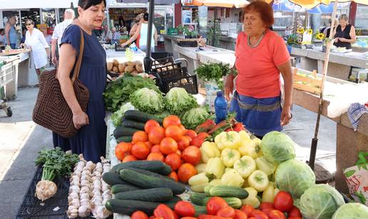 FOTO Pogledajte što se sve nudi na šibenskoj tržnici: Kilogram marelica ide i do pet eura...