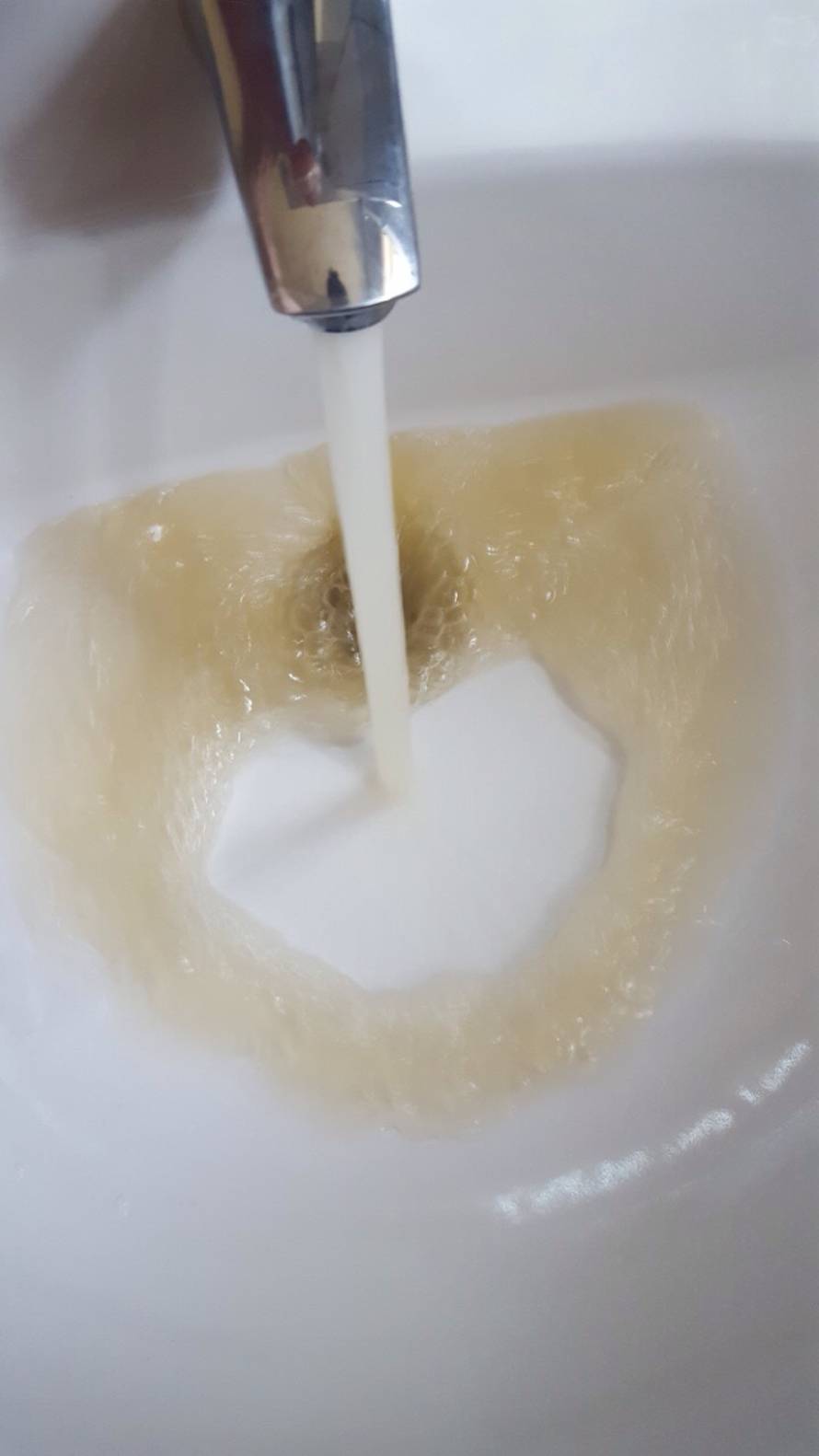 Vodu moraju kupovati: Plaćaju račune, a iz slavine curi mulj