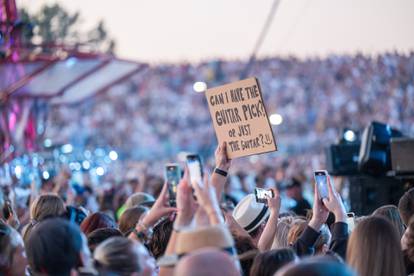 FOTO Ed Sheeran bacio publiku u trans, napravio spektakl na zagrebačkom Hipodromu