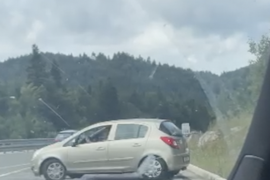 Muškarac vozi u suprotnom smjeru na autocesti